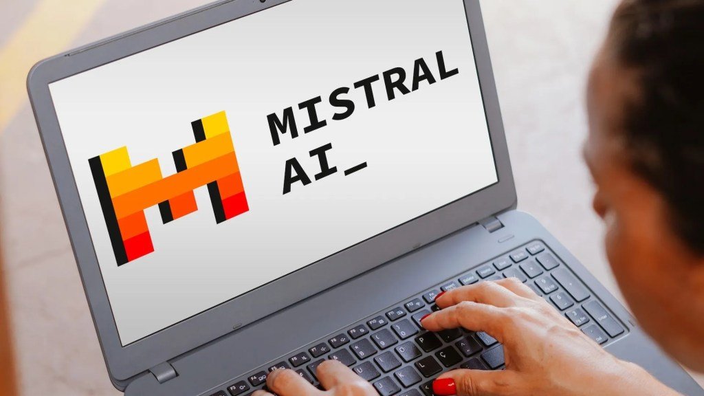Mistral发布Codestral，其首个用于编码的生成式AI模型